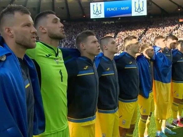 Загорнулись у національні прапори: як футболісти збірної України вийшли на матч проти Шотландії
