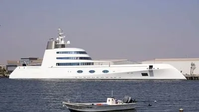 Мегаяхту, находящегося под санкциями российского олигарха, нашли спрятанной в бухте ОАЭ
