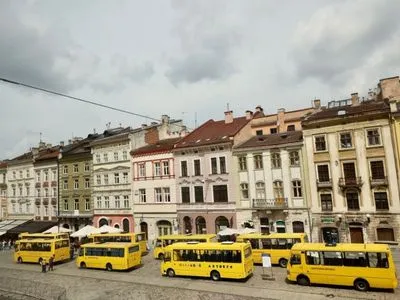Екскурсія, яка ніколи не відбудеться: у Львові виставили порожні шкільні автобуси в пам’ять про 243 вбитих дітей