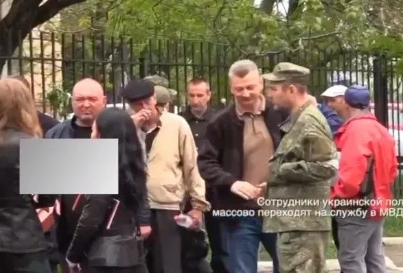tak-viglyadaye-zrada-zyavilos-video-yak-politseyski-mariupolya-perekhodyat-na-spivpratsyu-z-vorogom
