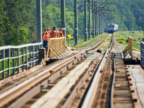 Відновили зруйнований окупантами міст: знову є залізничне сполучення між Славутичем та Черніговом