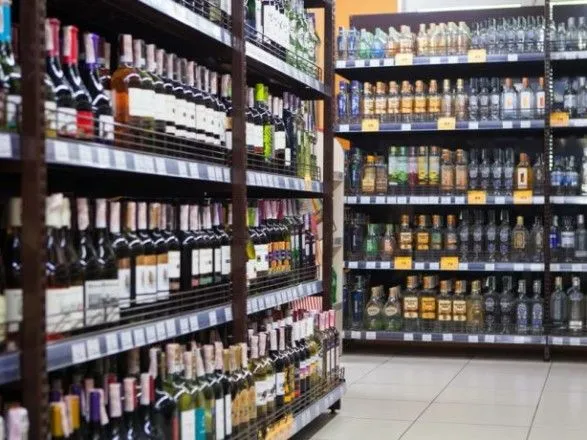 В киевских магазинах продлили время продажи алкоголя