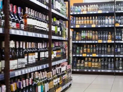 У київських магазинах продовжили час продажу алкоголю