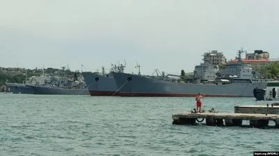россия вывела в Черное море группировку из пяти больших десантных кораблей
