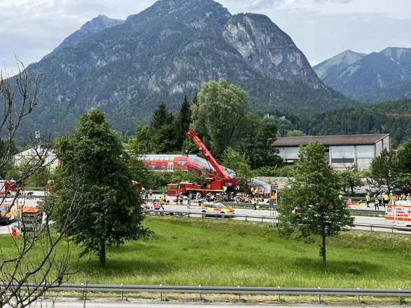 Пассажирский поезд сошел с рельсов в баварских Альпах: три человека погибли, 16 получили тяжелые ранения