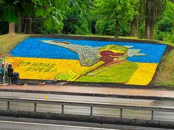 В Киеве создали инсталляцию из цветов "Призрак Киева" и установили рекорд