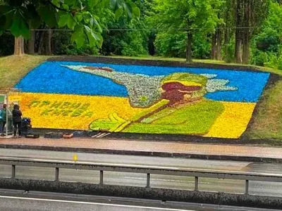 У Києві створили інсталяцію з квітів "Привид Києва" і встановили рекорд