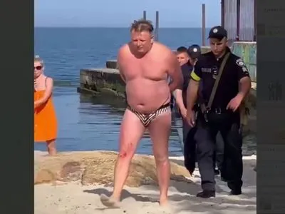 Одесситы открыли пляжный сезон вопреки запретам. Самых смелых полиция уводит в наручниках