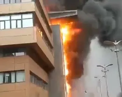 У москві загорівся бізнес-центр: вогонь заблокував людей всередині