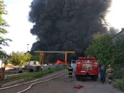 У росії знову палає: масштабна пожежа на складі гуми та пластику
