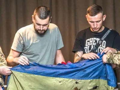 В музей передали флаг Украины, развевавшийся над “Азовсталью”