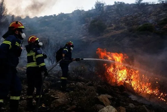 Велика лісова пожежа спалахнула поблизу Афін: пожежники другий день борються з полум'ям