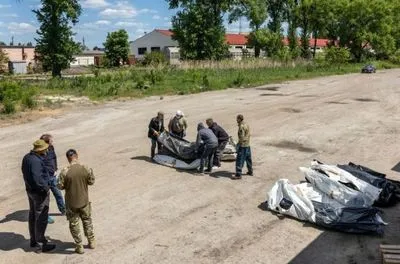 Украина получила первые тела бойцов, погибших на "Азовстали". Их привезли на опознание в Киев – AP