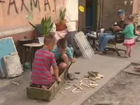 Усі подарунки "російського миру" одразу: у Маріуполі діти розбирають ящики від патронів для багаття, щоб приготувати їжу