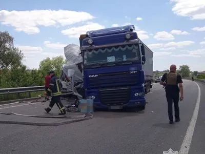 Из-за столкновения грузовика с бусом перекрыли движение на северо-восточном объезде Киева