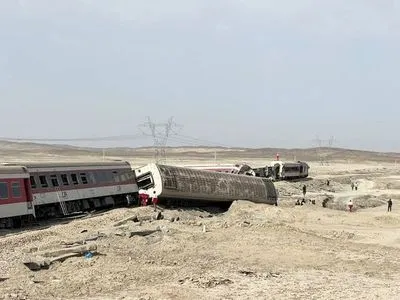 Люди підстрибували як м'ячики в повітрі: потяг в Ірані зійшов з рейок після зіткнення з екскаватором, щонайменше 21 людина загинула