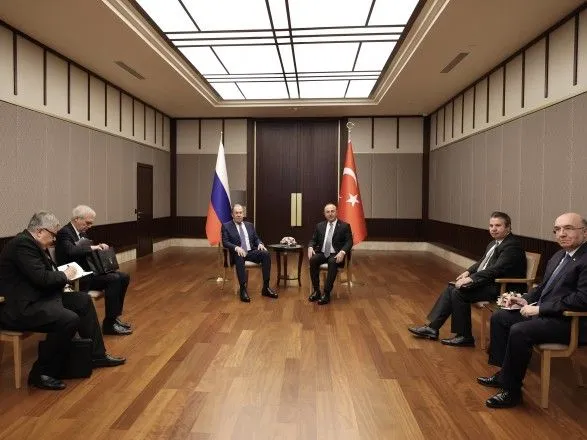 В Анкарі зустрілися голови МЗС Туреччини та рф: обговорюють "коридори" для українського зерна