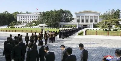 Балансирование на грани ядерной войны: правящая партия Северной Кореи провела заседание