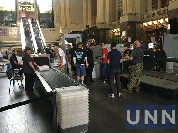 На Центральном железнодорожном вокзале Киева установили металлоискатели