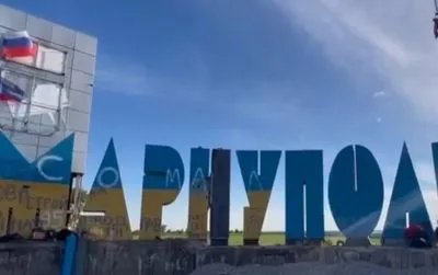 "Какие дизайнеры, такая и стела": оккупанты деукраинизировали надпись "Мариуполь"