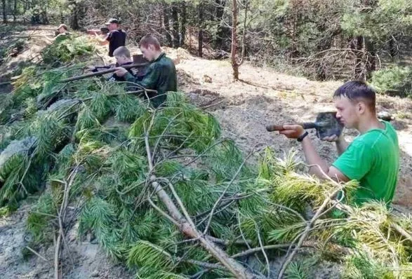 Копайте окопы и стреляйте лопатой: школьники в беларуси готовятся к войне