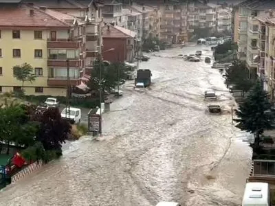 Зривав дахи та валив дерева: Анкару накрив потужний ураган, є загиблий