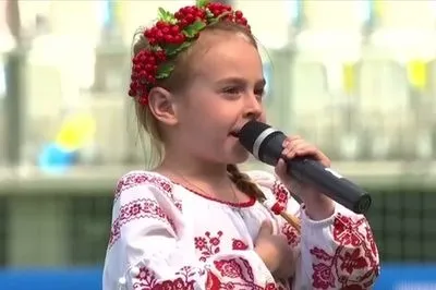 Підспівував увесь стадіон: 7-річна Амелія, яка співала у столичному бомбосховищі, виконала гімн України перед матчем з Вірменією