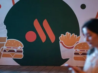 Российский аналог McDonald's украл логотип у португальской марки кормов для животных