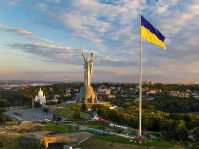 Главный флаг Украины опустят для замены полотна – КГГА