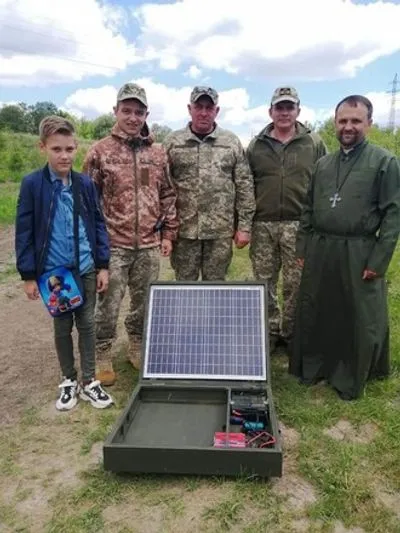 На сэкономленные 300 долларов: мальчик из Хмельницкой области купил для ВСУ зарядное устройство