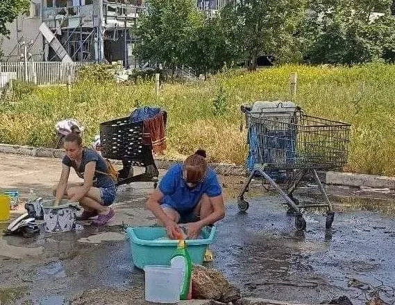 У Маріуполі люди "відкривають" пральні у калюжах на противагу показовим "помивочним" окупантів - Андрющенко