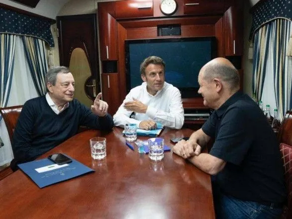 Нові кадри з поїздки до Києва: Шольц і Драгі жартували про "гарніше" купе Макрона