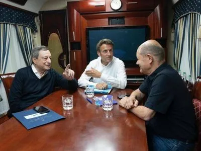 Нові кадри з поїздки до Києва: Шольц і Драгі жартували про "гарніше" купе Макрона