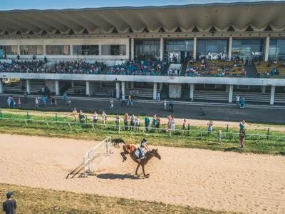 Киевский ипподром открывает летний сезон, жителей приглашают бесплатно посмотреть на конные гонки
