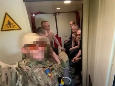Героям слава! Появились видео, как 5 украинцев возвращаются из плена рф