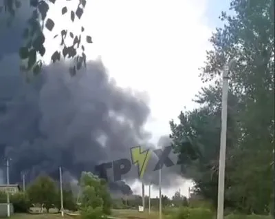 Окупанти обстріляли газопереробне підприємство на Харківщині. Спалахнула масштабна пожежа