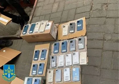 Под видом гуманитарки везли в Украину дорогие телефоны и брендовую одежду: во Львовской области изъяли товара на 70 млн грн