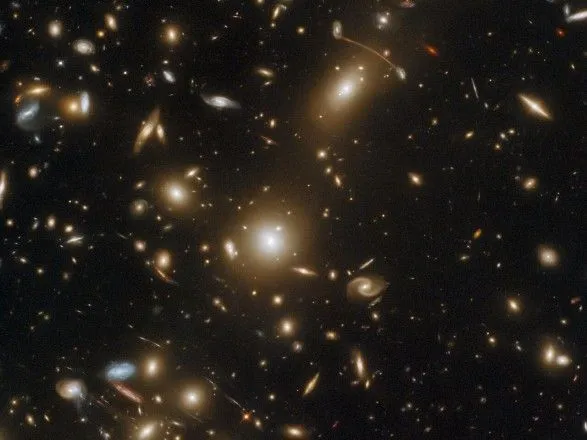 Телескоп Hubble сделал снимок массивного скопления галактик