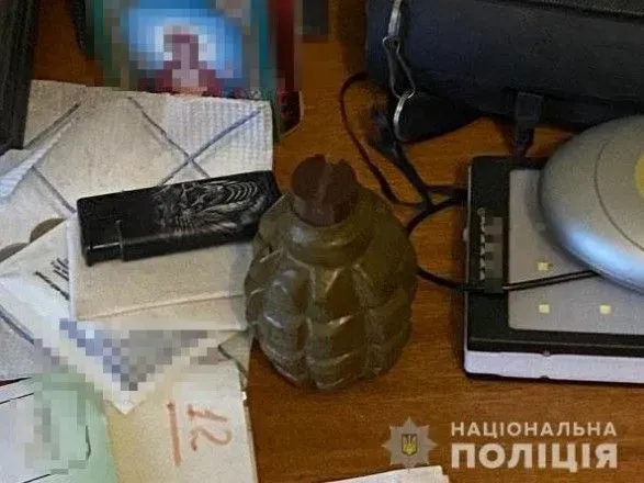 u-dnipri-politseyski-zatrimali-cholovika-yakiy-skinuv-z-balkonu-granatu-ta-poraniv-ditinu