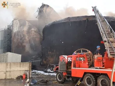 Ворожий обстріл Миколаєва: рятувальники ліквідували пожежу двох резервуарів із олією