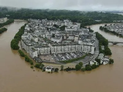 Сильные наводнения и оползни разрушают здания и дороги в Китае