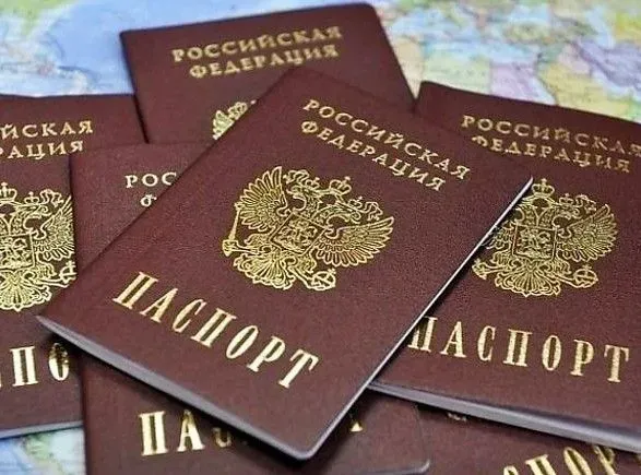 na-okupovanikh-teritoriyakh-rosiyani-tisnut-na-ukrayintsiv-primushuyuchi-yikh-otrimuvati-pasporti-rf-minoboroni