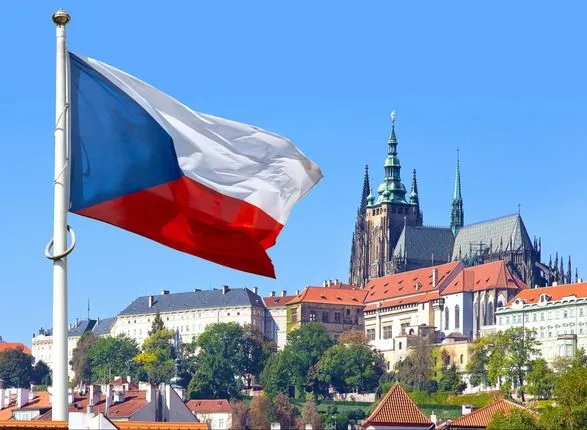 Чехія до наступного квітня не видаватиме візи для росіян та білорусів