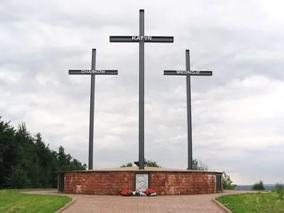 С мемориала в Катыни убрали флаг Польши