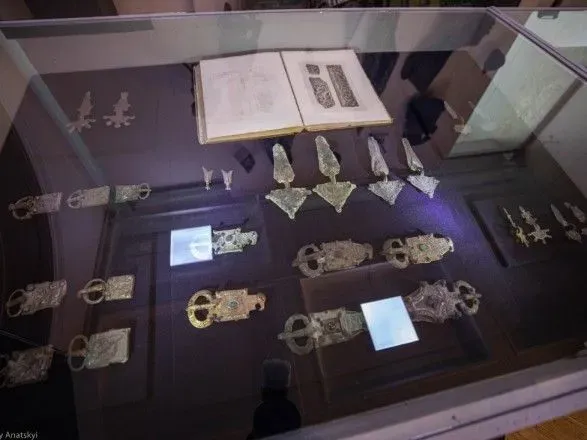 pokhovalni-sarkofagi-ta-predmeti-tripilskoyi-kulturi-perelik-artefaktiv-iz-kolektsiyi-viluchenoyi-u-eksnardepa-gorbatova