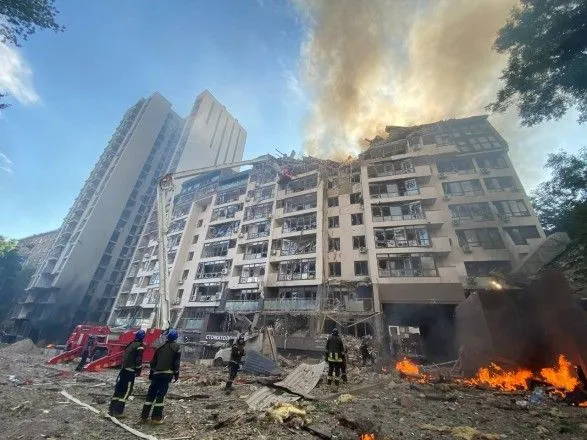 Ракетний удар по житловому будинку в Києві: відомо про одного загиблого