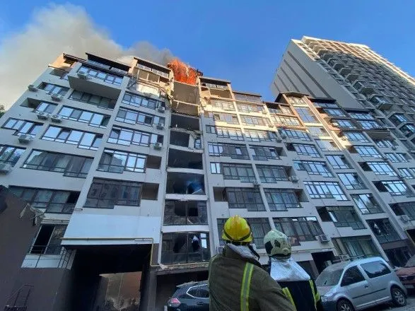 ГСЧС: в результате обстрелов в Киеве загорелся девятиэтажный дом