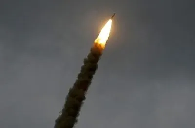Окупанти випустили дві ракети по Кременчуку: одна влучила у ТЦ, а інша - у міській стадіон