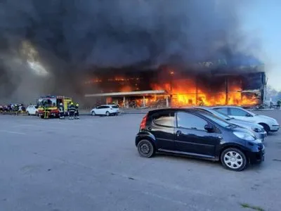 Удар по ТЦ в Кременчуге: пожар охватил все здание, под завалами находятся люди