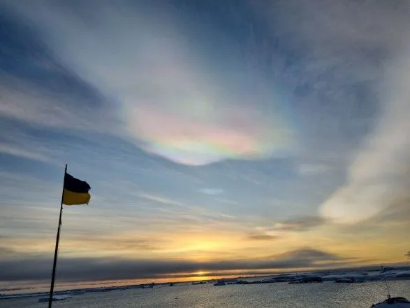 "Мечта всех метеорологов": украинские полярники показали уникальные перламутровые облака